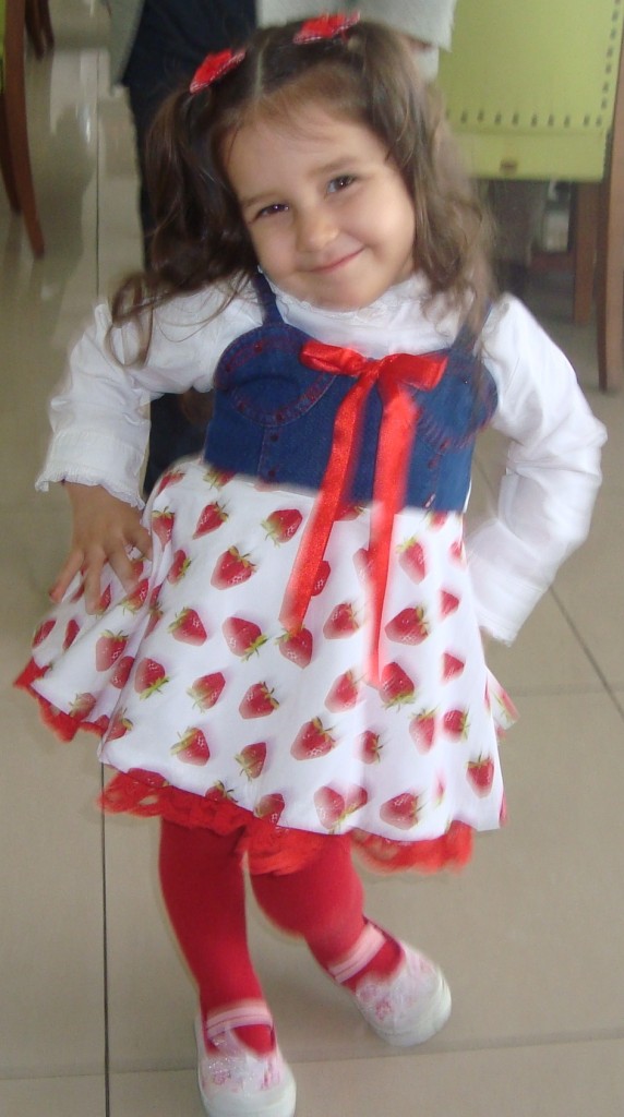 Küçüklerin Büyüklerin Eski Kıyafetlerini Giymeleri